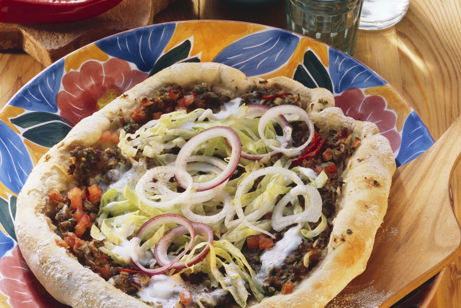 Türkische Pizza mit Zwiebeln, Salatstreifen und Hackfleisch
