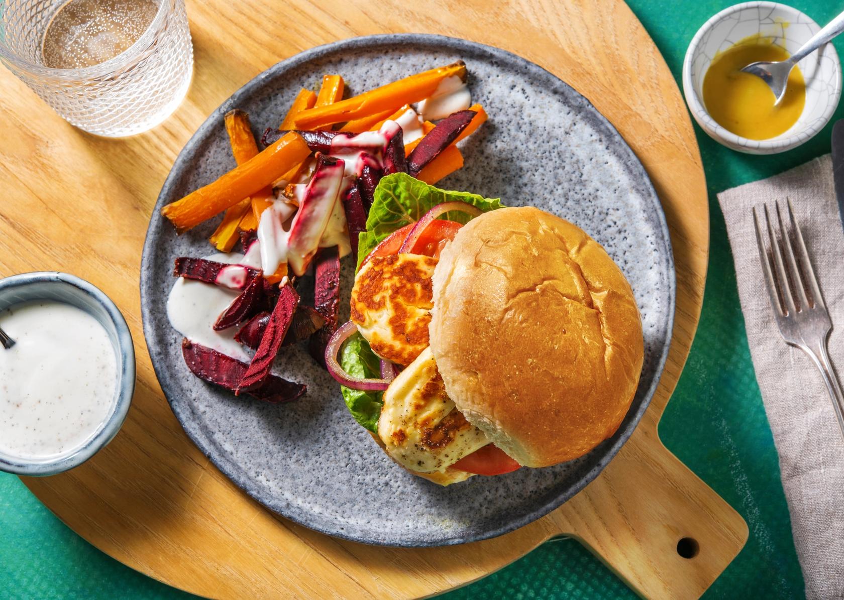 Grillkäse-Burger mit Karotten-Beete-Sticks