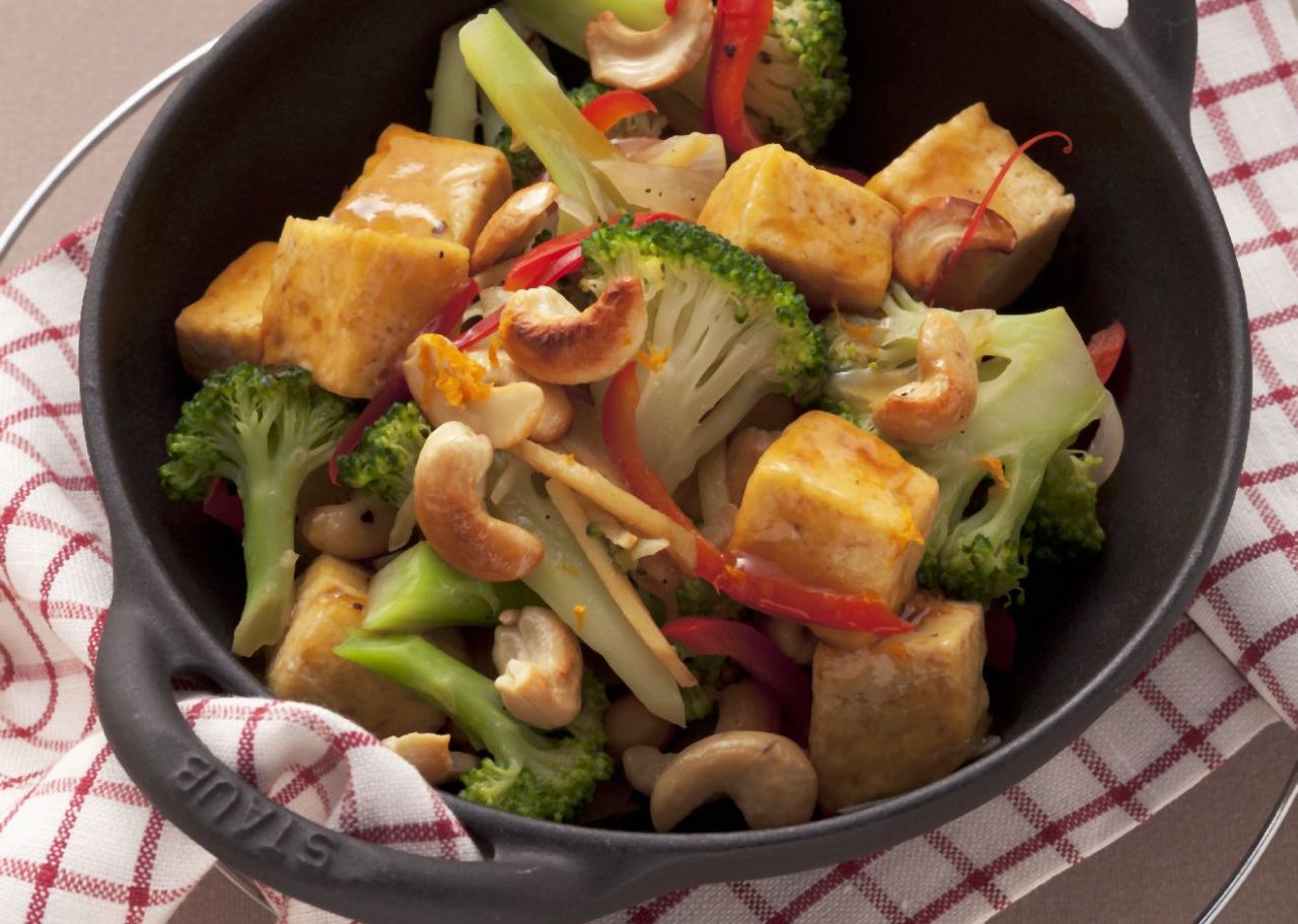 Tofu mit Brokkoli und Nüssen