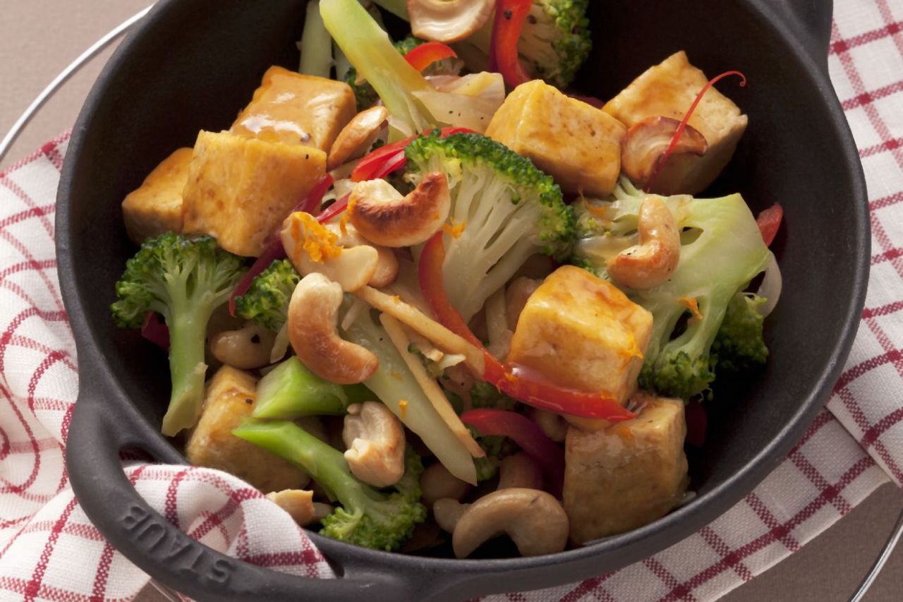 Tofu mit Brokkoli und Nüssen