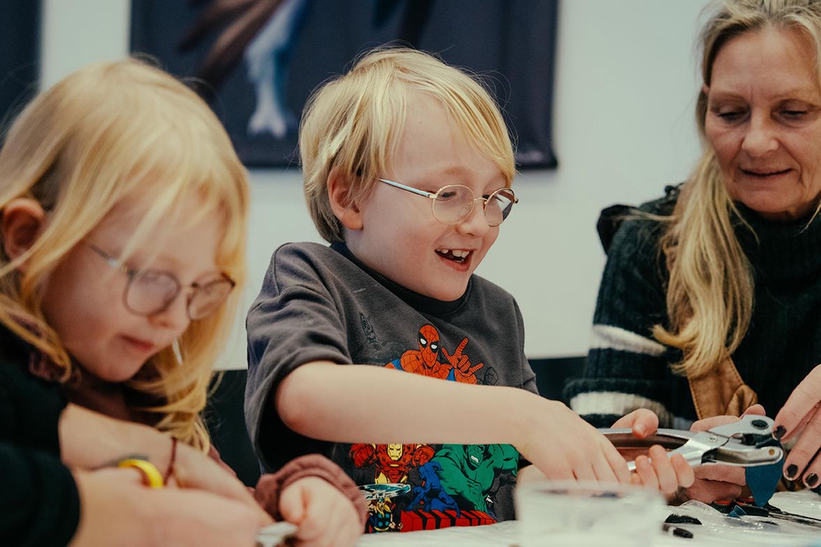 Amuletter og tupilakker i kreaværkstedet