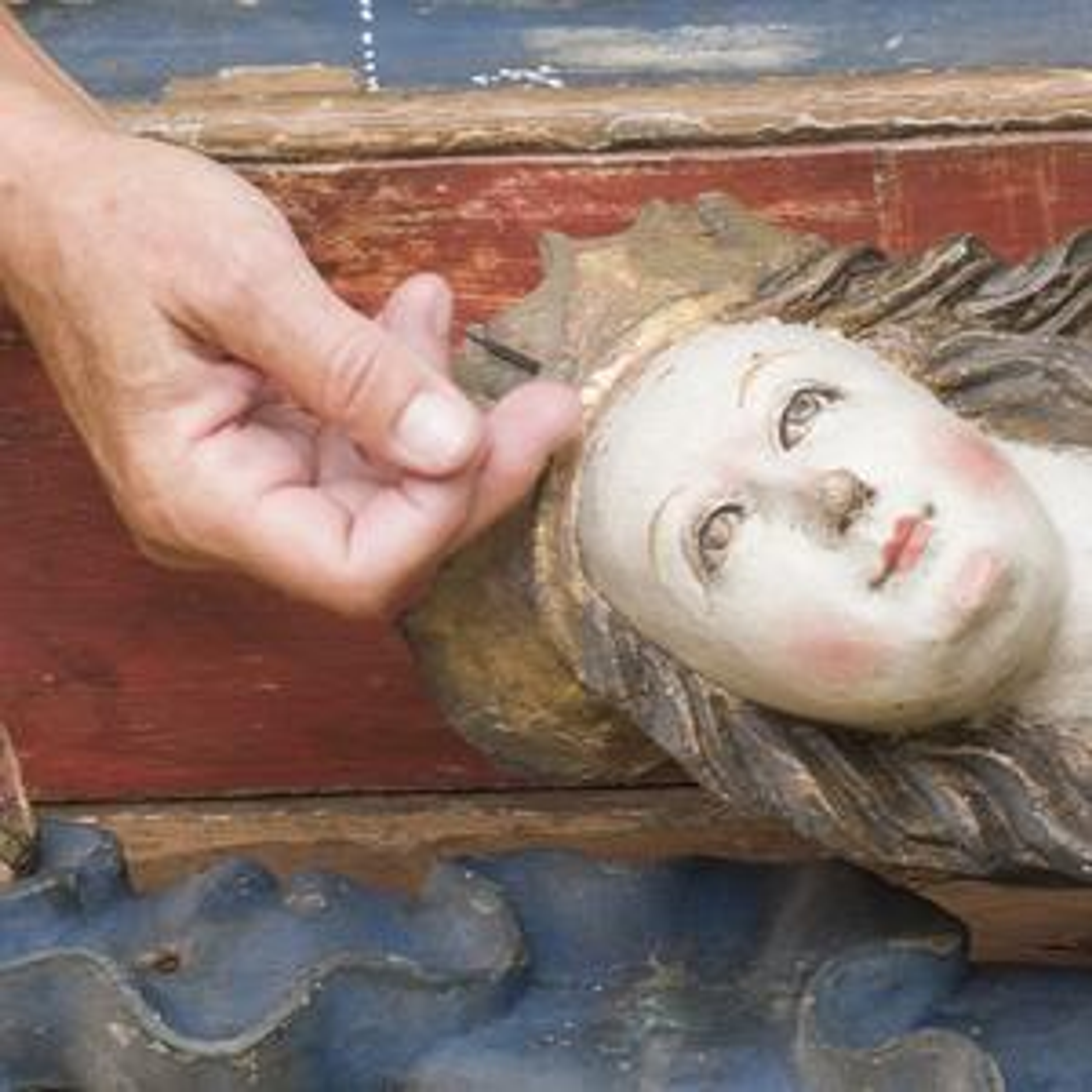 Nærbillede af konserveringsarbejde på en kvindefigur med hovedprydelse fra Gurrebytavlen, som oprindeligt stammer fra Lolland.