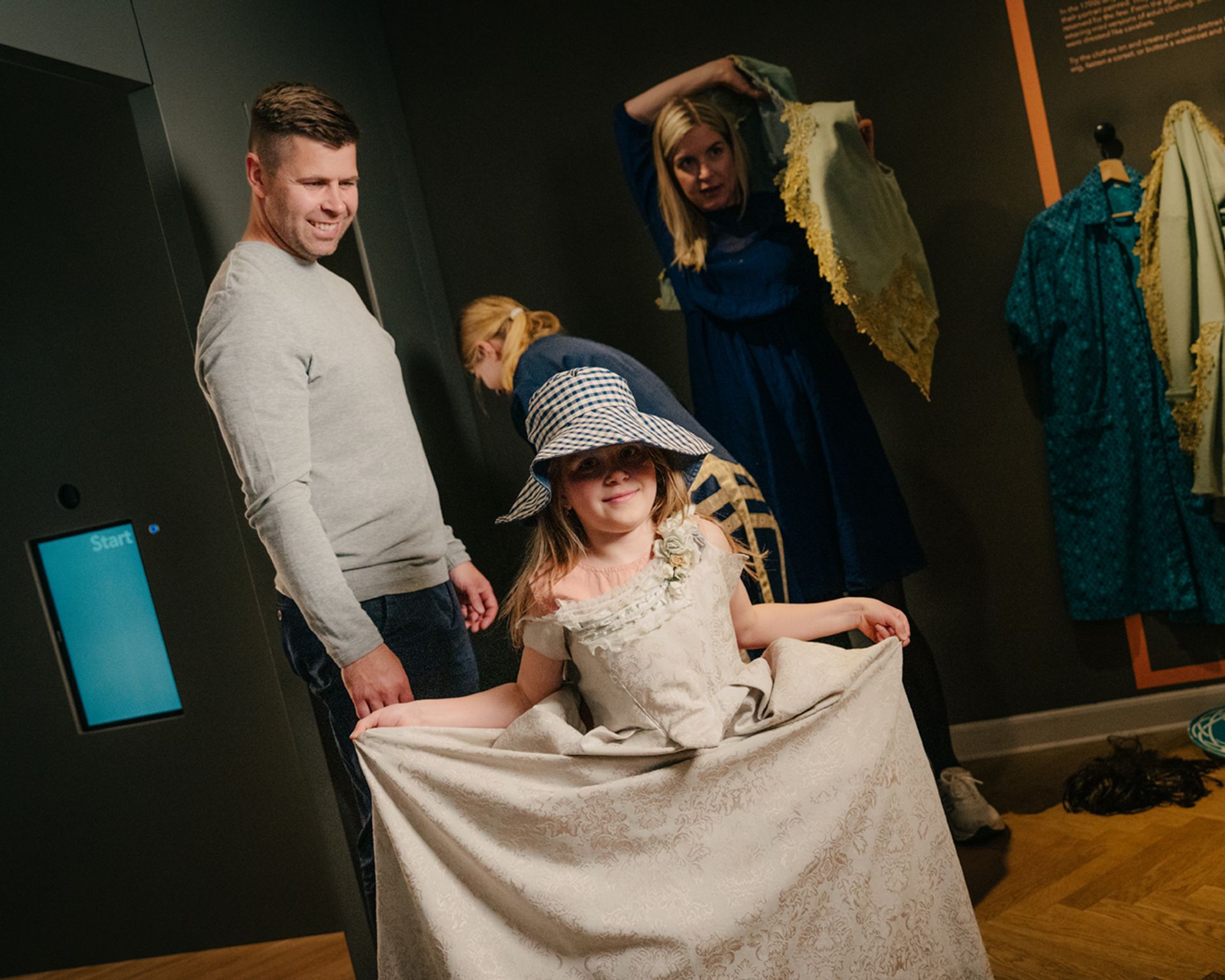 Børnefamilie klæder sig ud