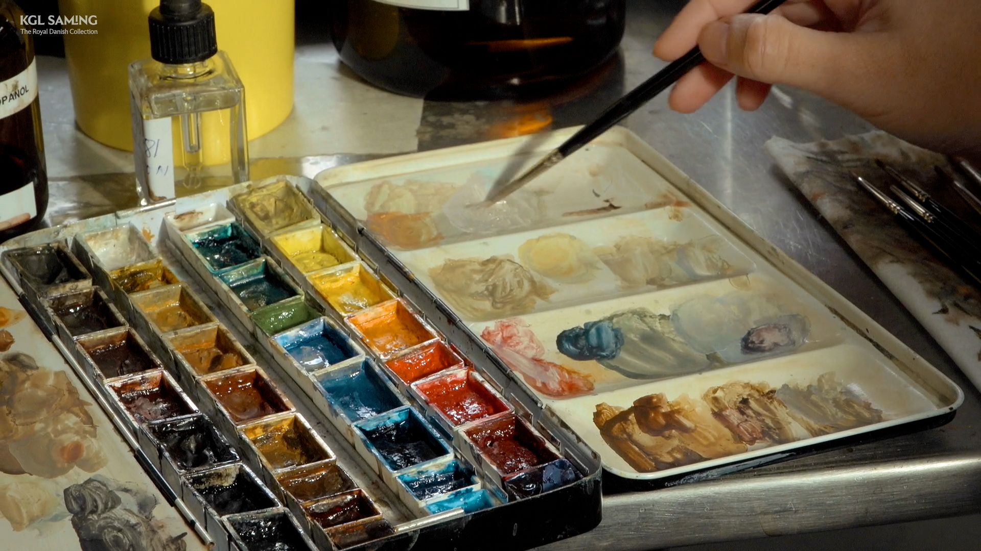 Malerpalette med de farver, der bruges til at restaurerer malerierne fra Vinterstuen på Rosenborg Slot.