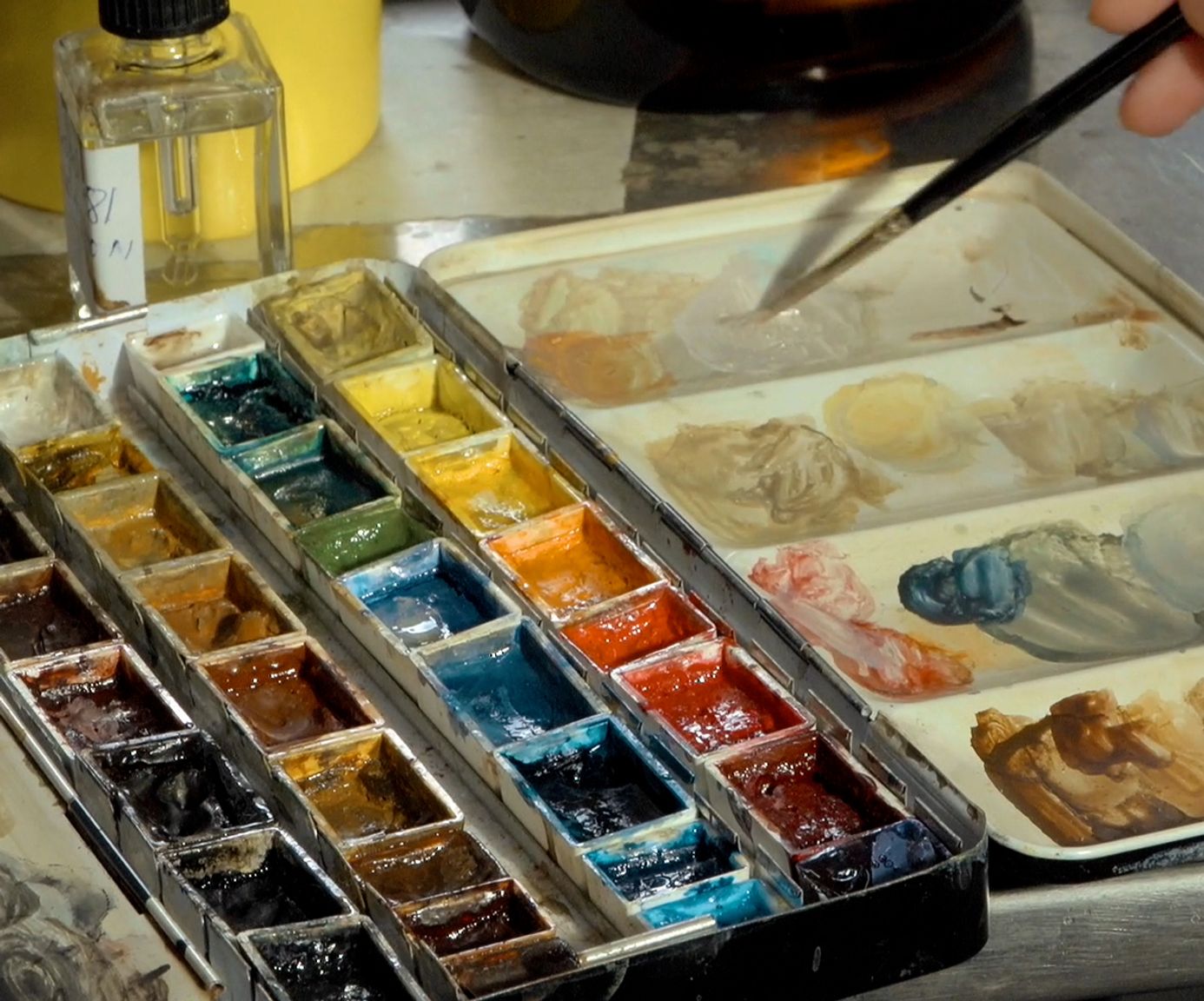 Malerpalette med de farver, der bruges til at restaurerer malerierne fra Vinterstuen på Rosenborg Slot.
