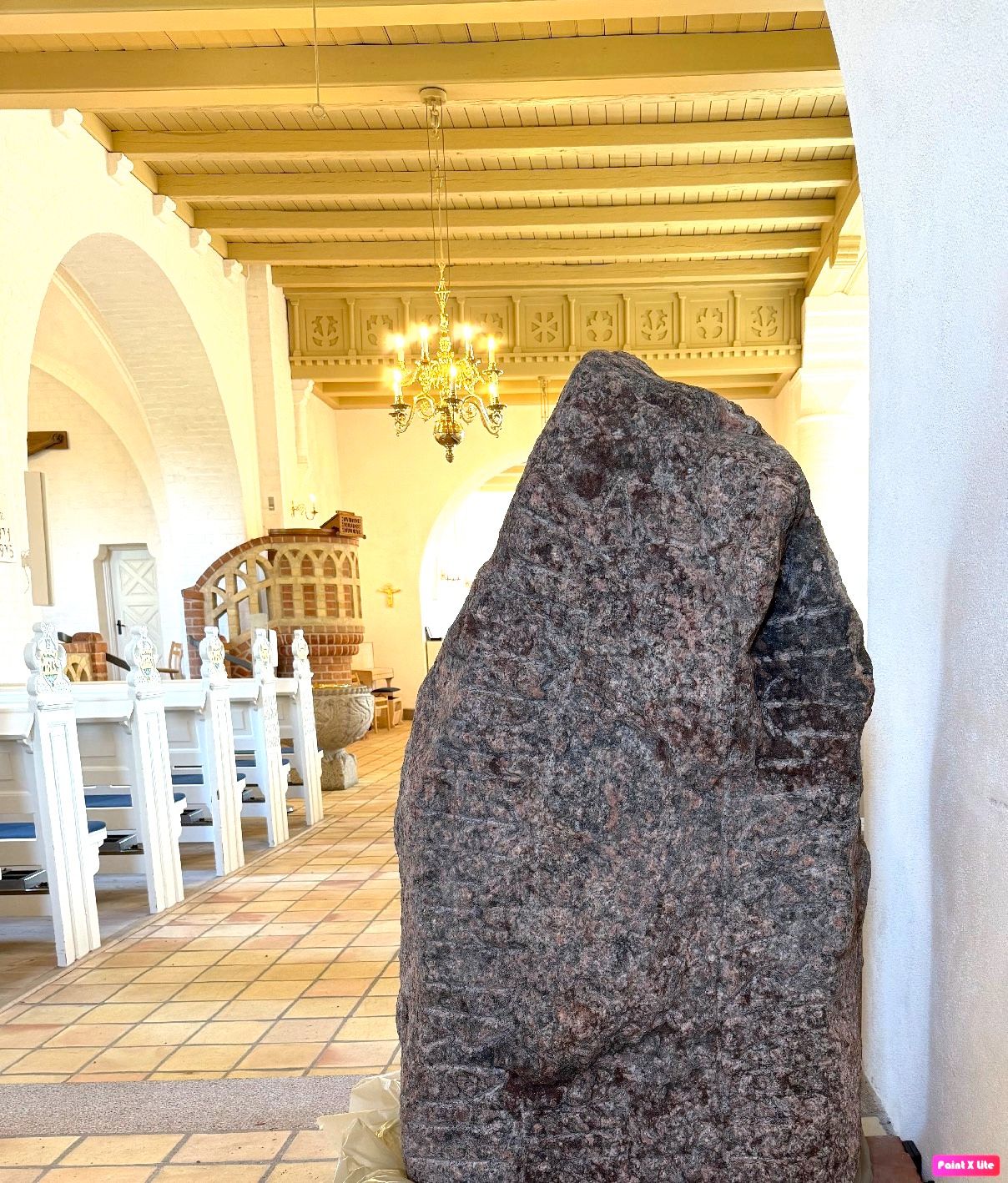 Runestenen står inde i Aars kirke, hvor den er blevet placeret efter endt konservering.