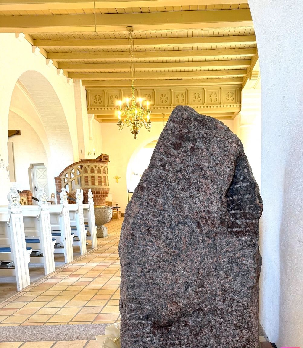 Runestenen står inde i Aars kirke, hvor den er blevet placeret efter endt konservering.