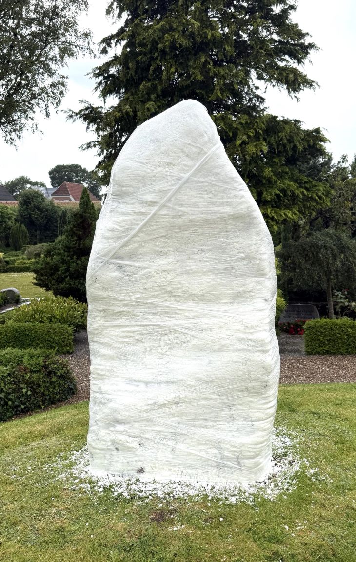 Runesten rensesRunestenen er pakket fuld ind i papir vædet med biocid, som er noget biologisk bekæmpelse. Det skal rense stenen for alger og lav.