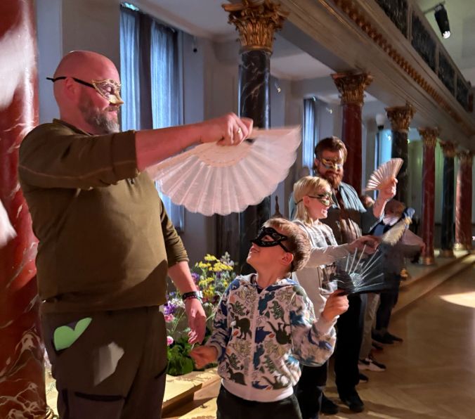 Turen går til 1770: Maskebal og kodesprog