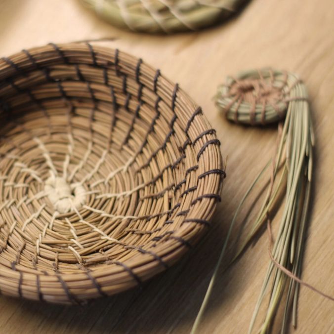 Hænderne i Historien: Løbbinding – kurvesyning med naturmaterialer