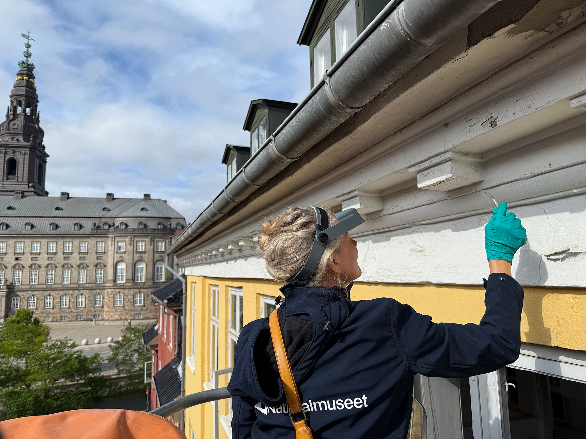 Konservator Johanne Bornemann foretager facadeundersøgelse.