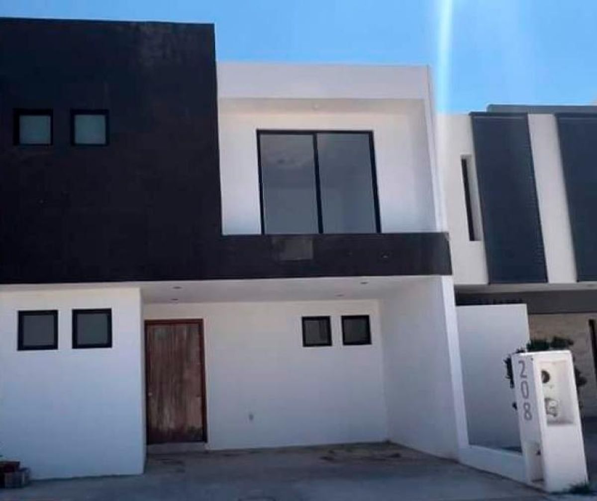 Fachada moderna de dos niveles en blanco y negro con puerta principal de madera