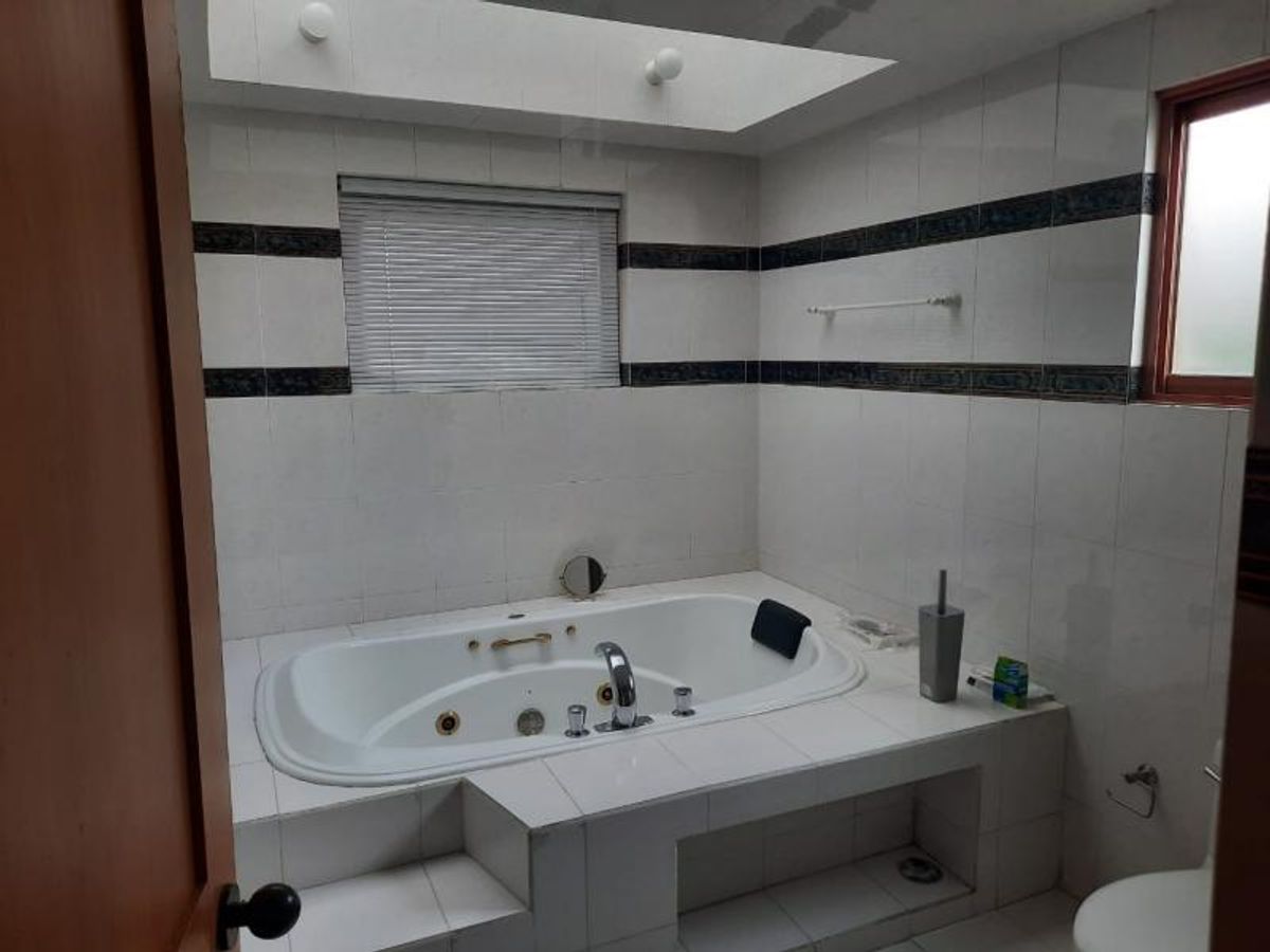 Fotografía de VENTA DE CASA EN PRIVADA Y ZONA DE LUJO EN LOMAS 3A SECCION