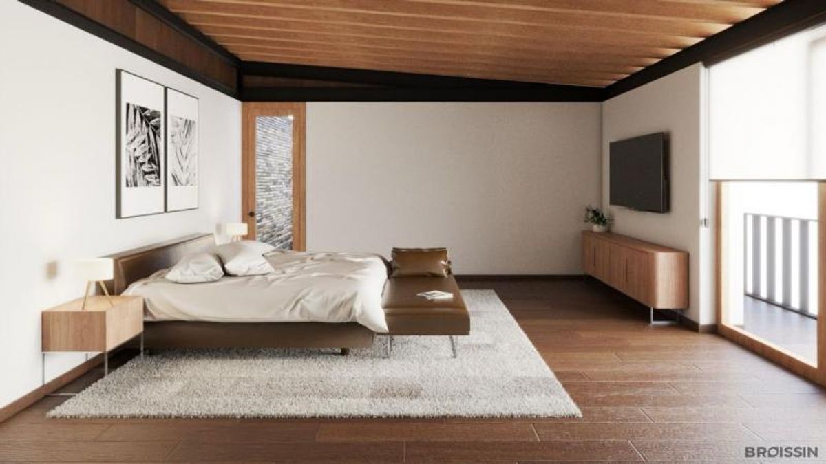 Recámara con techo y piso de madera, cama con banca, tapete claro y televisión montada