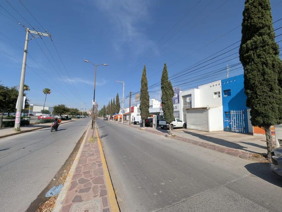 Fotografía de LOCALES EN RENTA FRENTE A PLAZA SENDERO