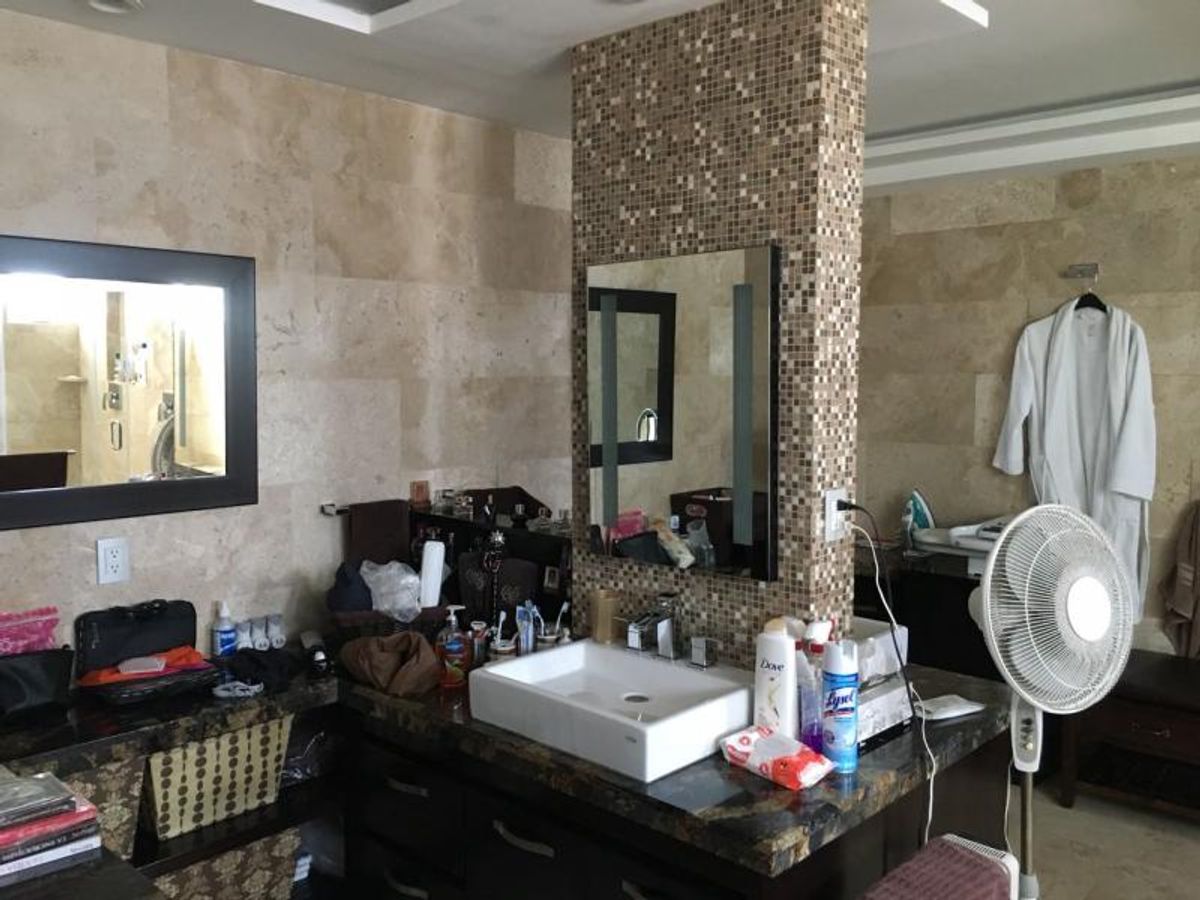 Fotografía de CASA EN VENTA EN LA LOMA CLUB DE GOLF CON 1180 M2 DE CONSTRUCCIÓN, 6 RECAMARAS CON BAÑO COMPLETO Y  EXCELENTE UBICACIÓN