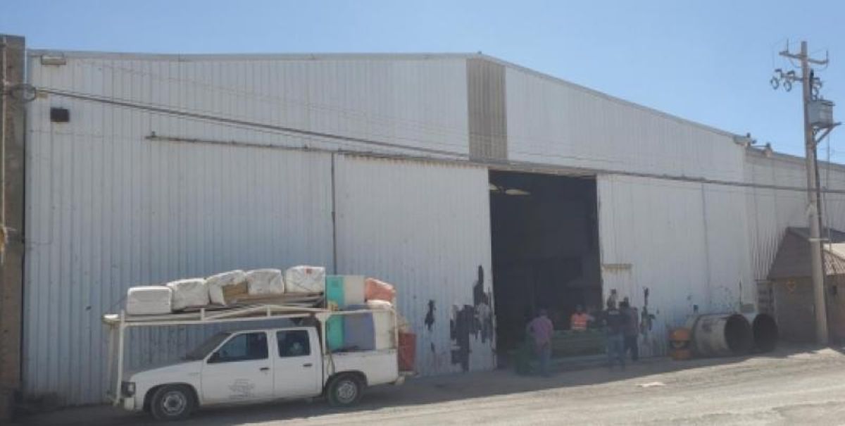 Fotografía de NAVE INDUSTRIAL CON OFICINAS EN VENTA