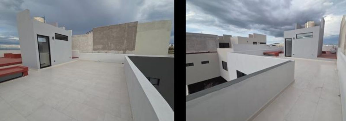 Terraza en azotea con piso de loseta clara, pretiles blancos y acceso de cristal
