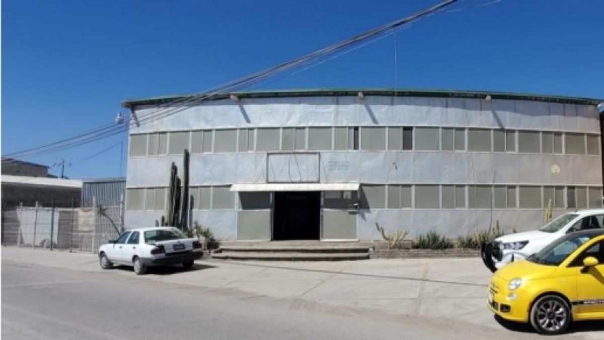 Fotografía de NAVE INDUSTRIAL CON OFICINAS EN VENTA