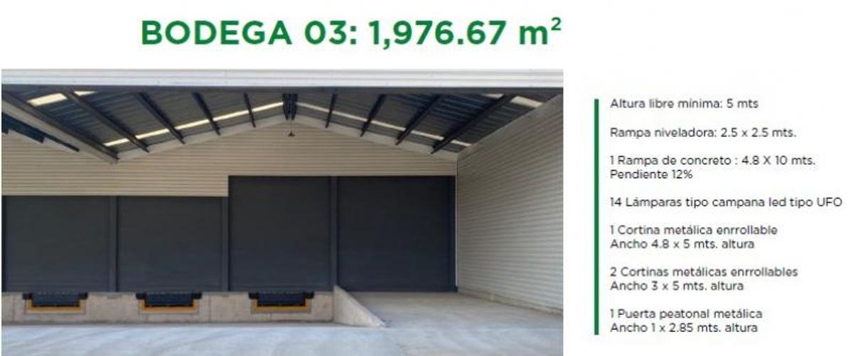 Rampa de concreto y andenes de carga con cortinas metálicas bajo techumbre industrial