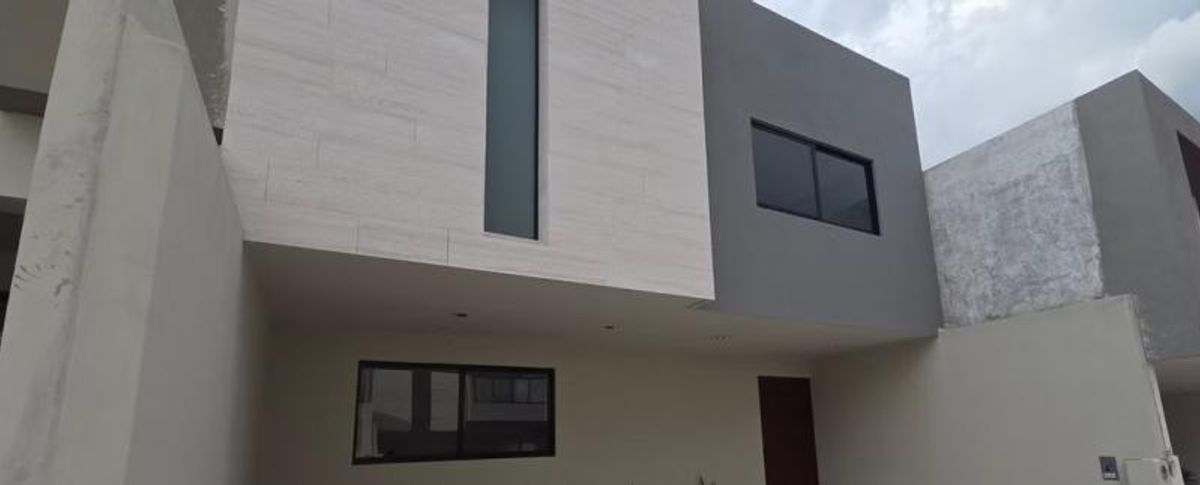 Fachada moderna de dos niveles con revestimiento claro, pared gris y ventanas de marco negro
