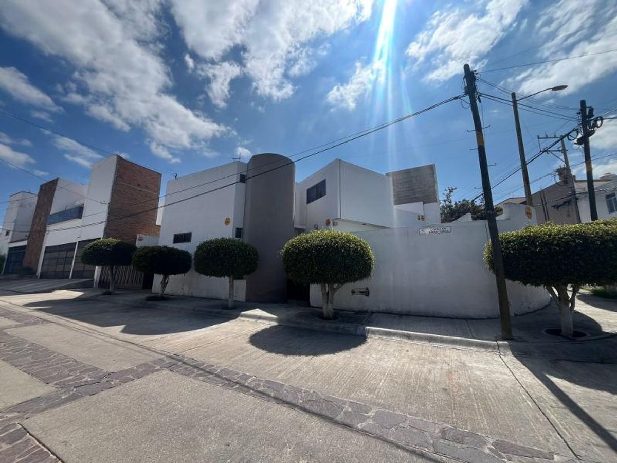 Fotografía de CASA EN VENTA EN LOMAS 4 SECCION EN ESQUINA