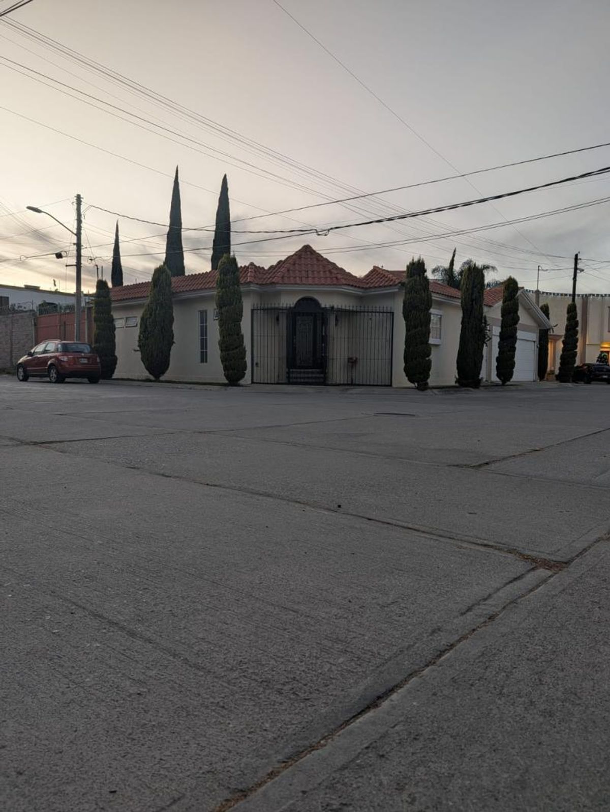 Fotografía de CASA EN VENTA EN UNA PLANTA  EN COLINAS DEL PARQUE EN ESQUINA