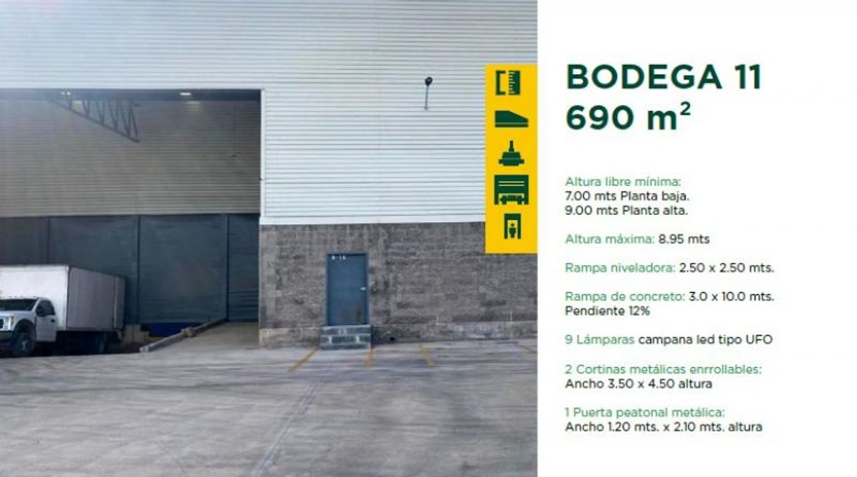 Exterior de bodega industrial con fachada de lámina blanca, base de concreto y rampa