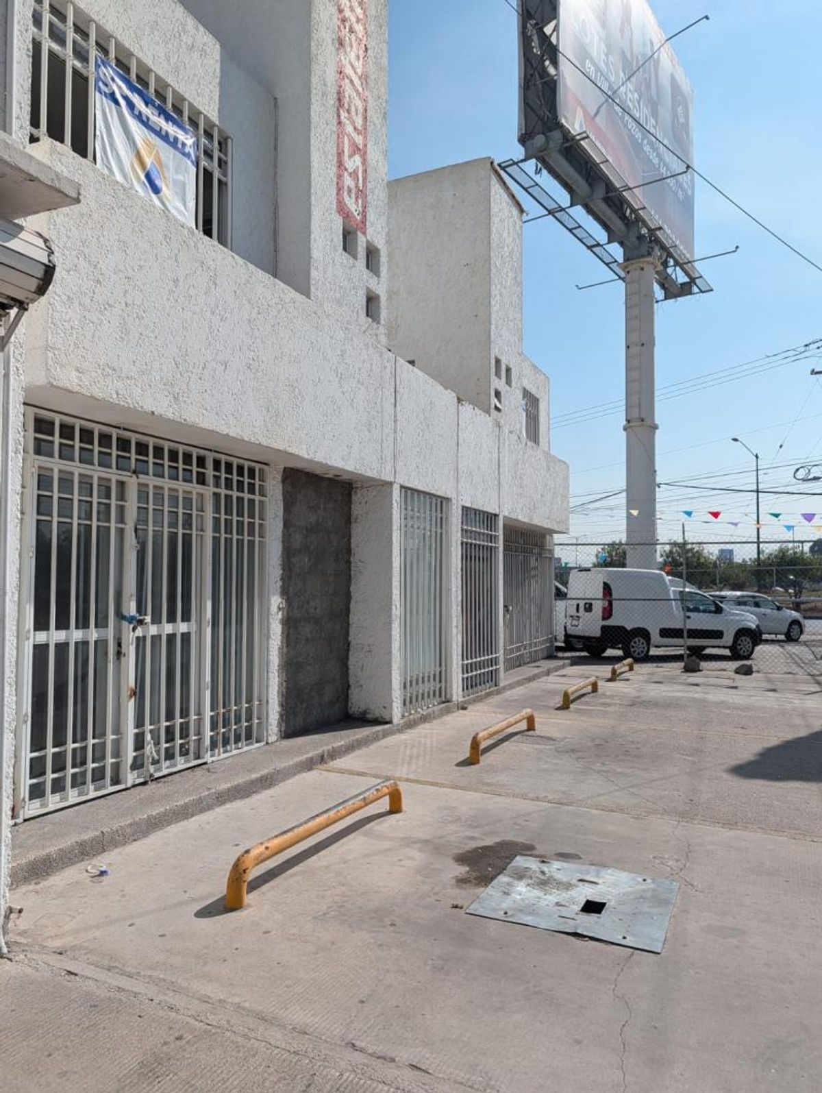Fotografía de LOCALES EN RENTA FRENTE A PLAZA SENDERO