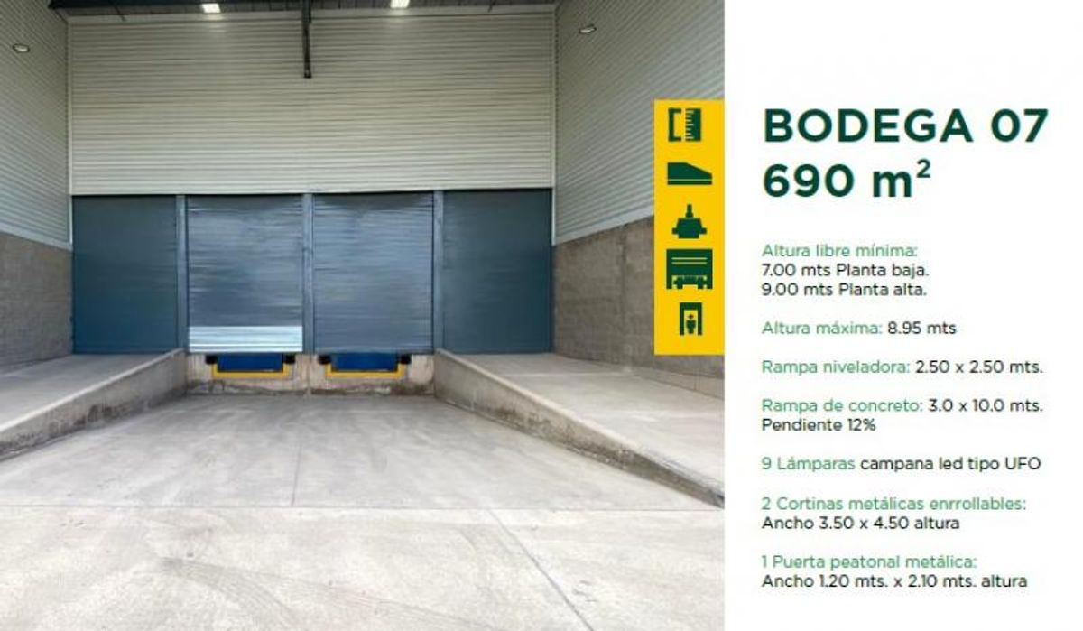 Área de carga para bodega industrial con rampas de concreto y cortinas metálicas enrollables