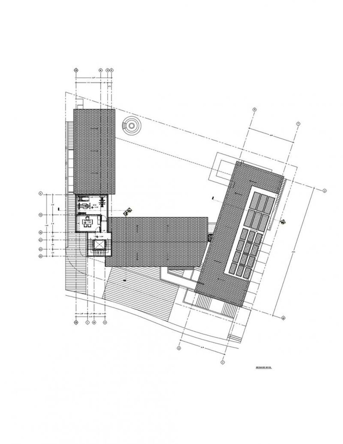 Plano arquitectónico de la casa mostrando techos inclinados, patio interior y paneles solares