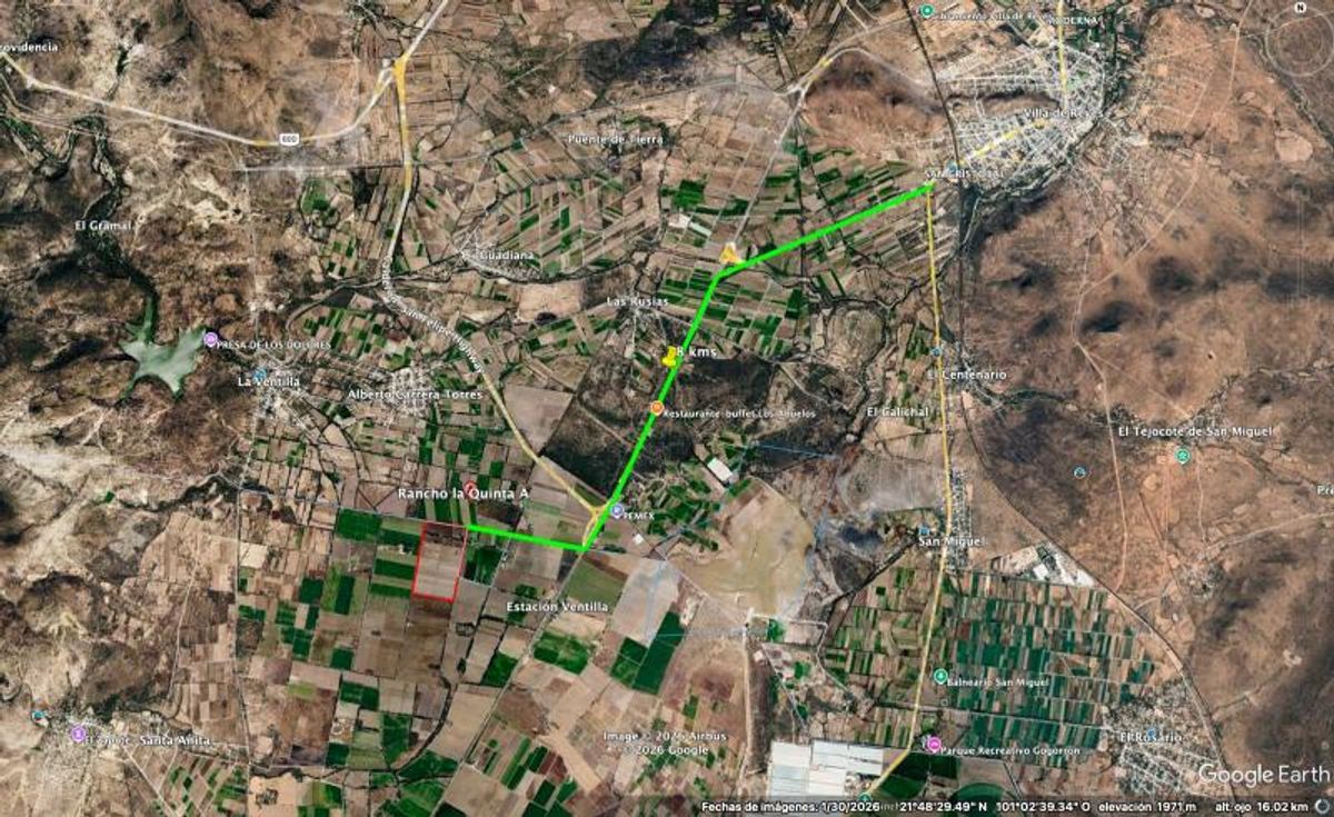 Vista satelital de parcelas agrícolas con caminos rurales, marcadores geográficos y trazados de rutas