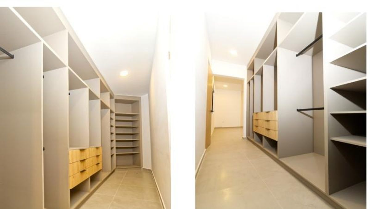 Vestidor con repisas integradas grises, cajones de madera clara y barras para ropa