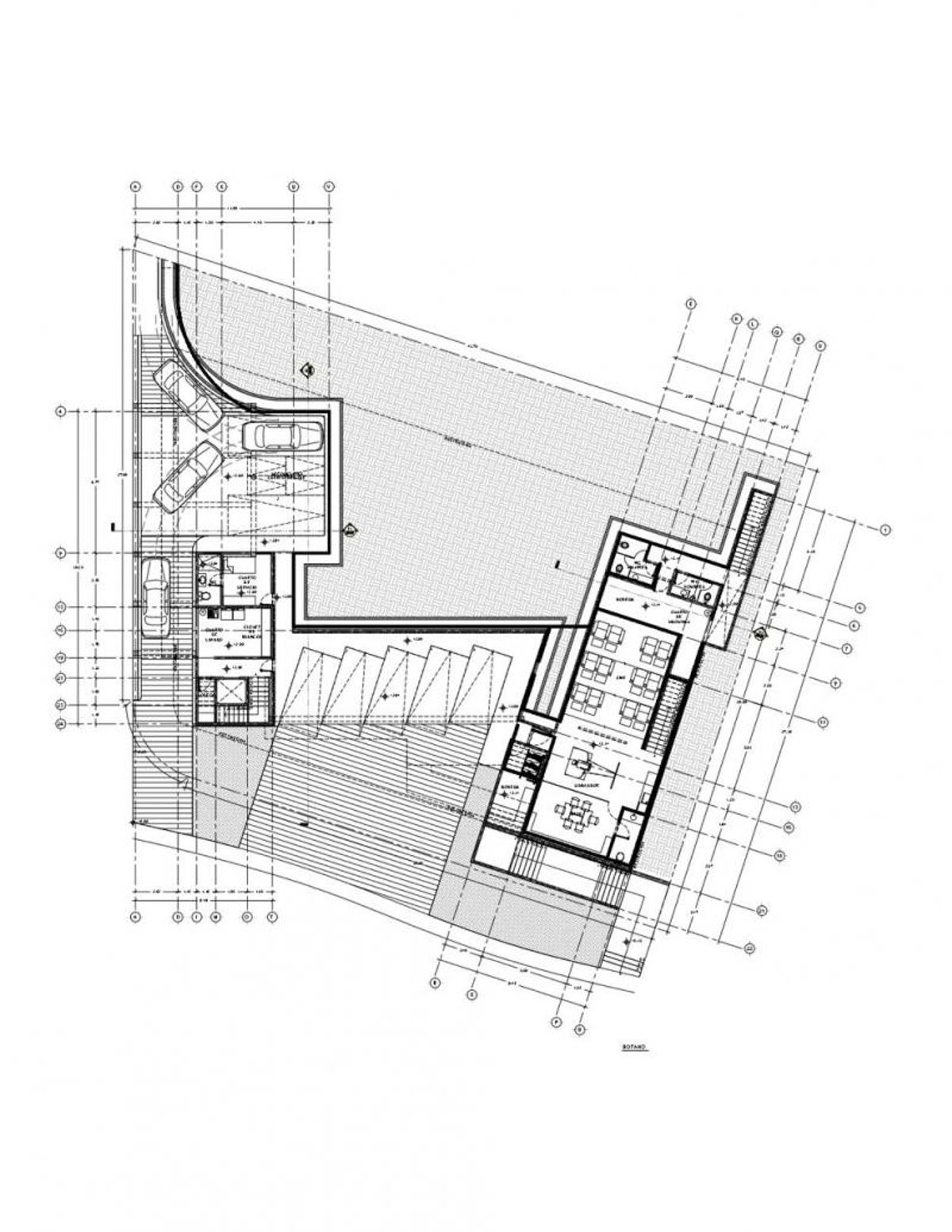 Plano arquitectónico de nivel sótano con área de estacionamiento, escaleras, oficinas y ejes estructurales
