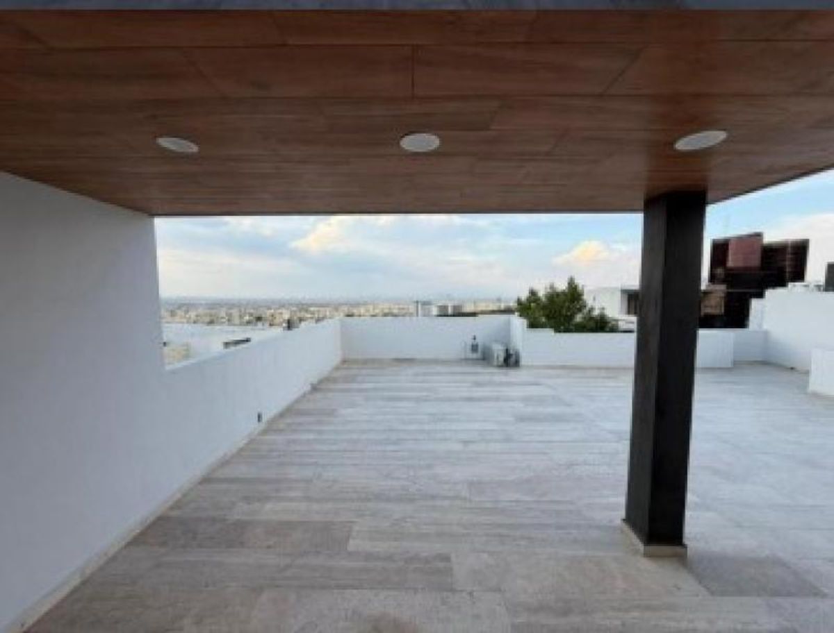Terraza con techo de madera, columna negra, piso claro y vista a la ciudad
