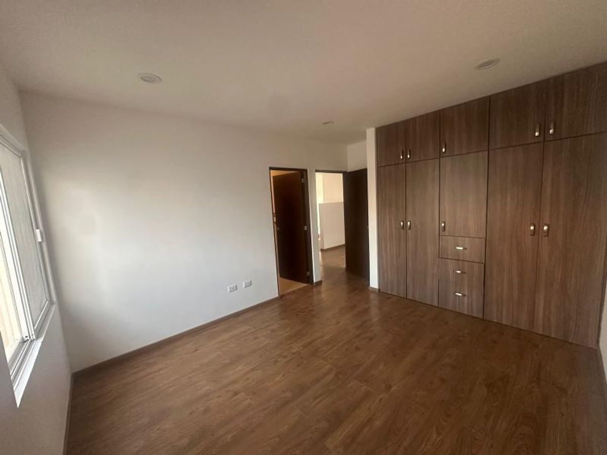 Habitación vacía con piso de madera, amplio clóset integrado y luces empotradas en techo
