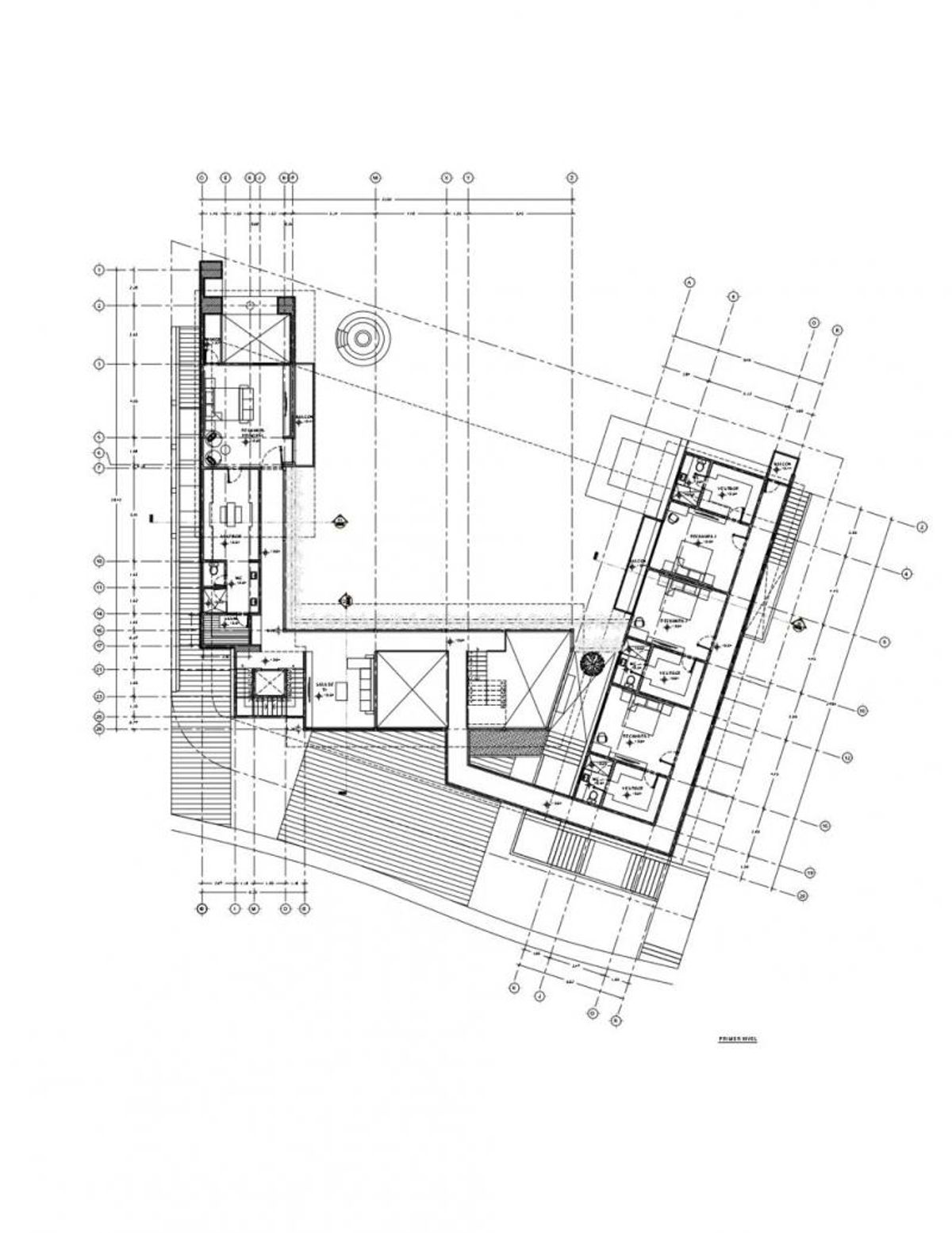 Plano arquitectónico técnico en blanco y negro con distribución de espacios, ejes y cotas