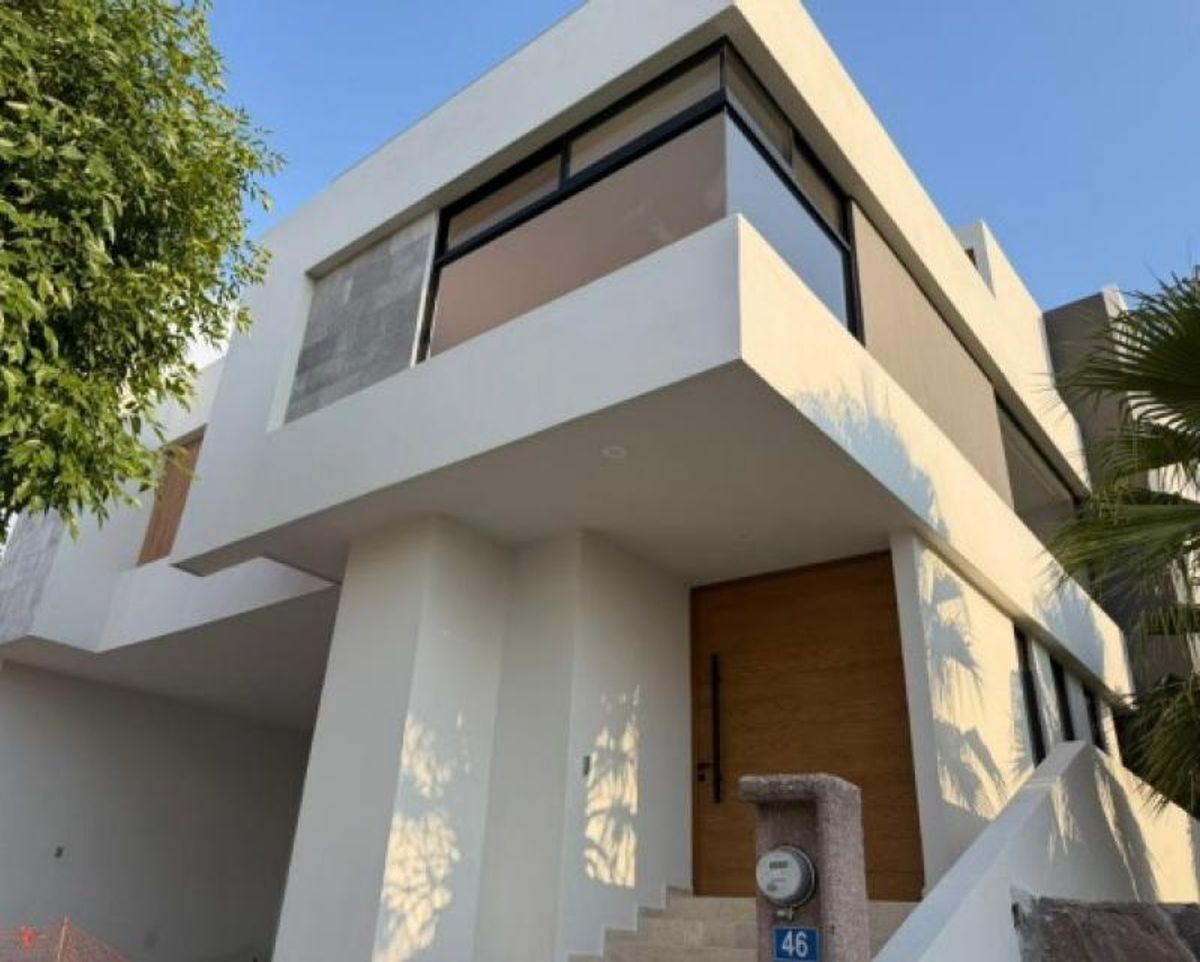 Casa moderna con fachada de color blanco, ventanal de esquina y puerta de madera