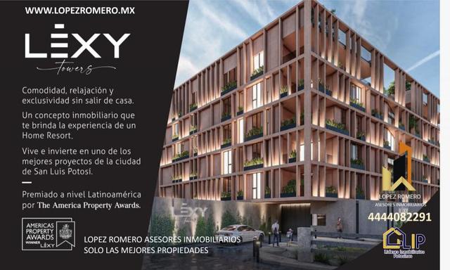 Edificio de departamentos de varios niveles con fachada reticular iluminada y balcones con plantas