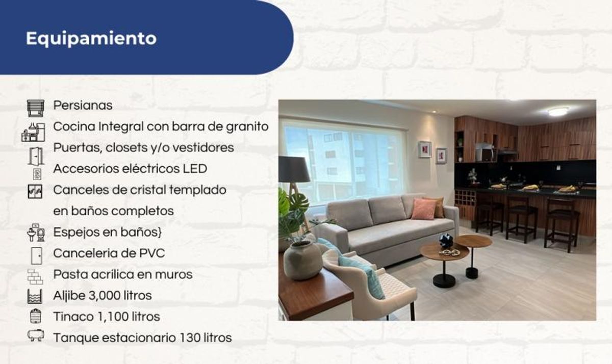 Sala de estar con sofá beige, mesas redondas de madera y cocina integral abierta