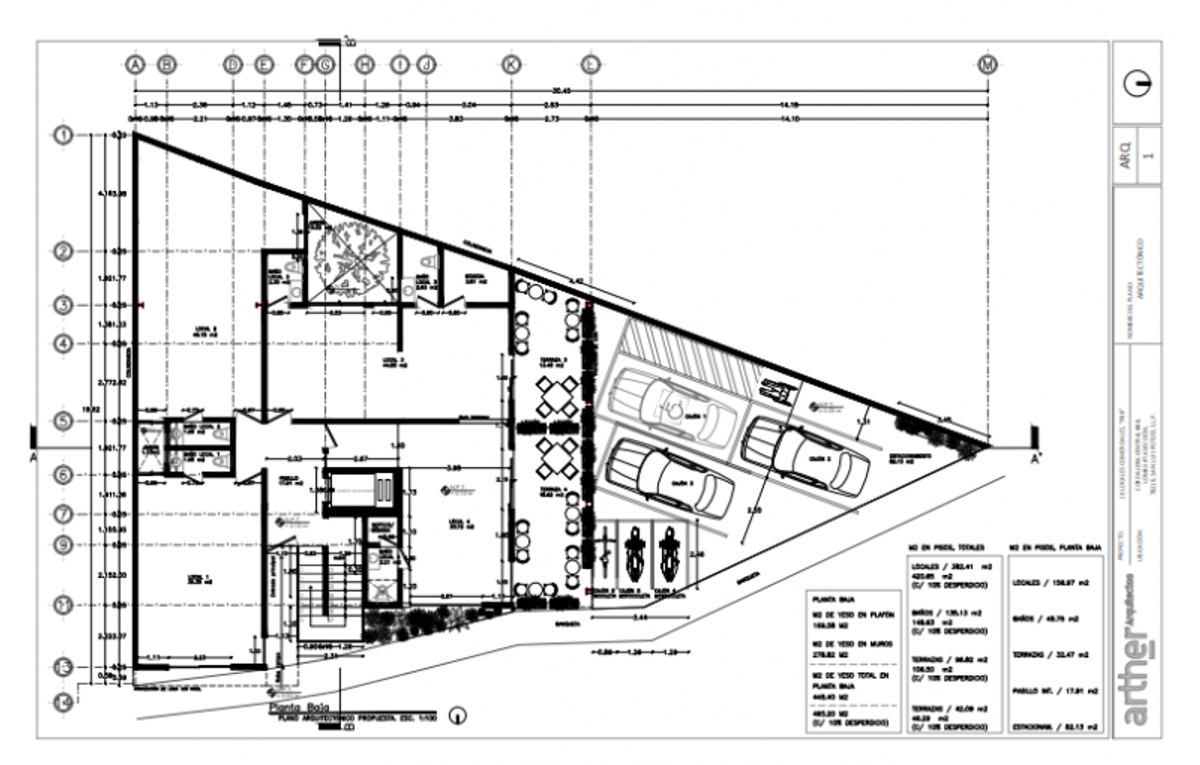 Plano arquitectónico de planta baja con locales comerciales, terraza exterior y área de estacionamiento