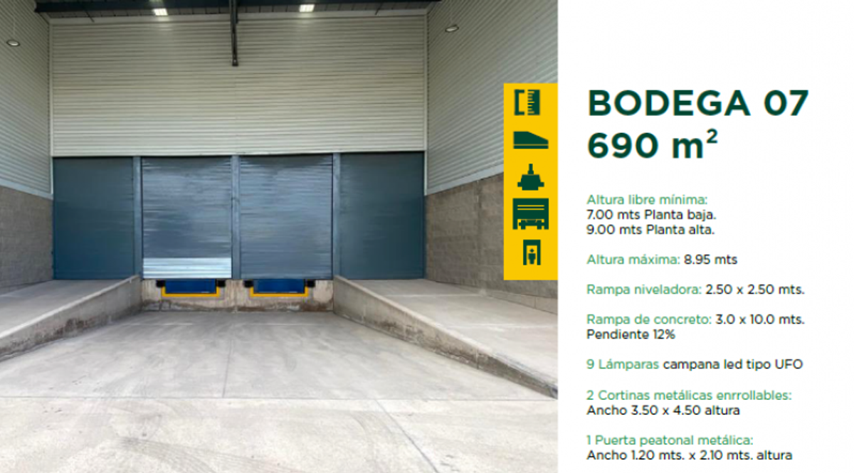 Andén de carga industrial con dos rampas de concreto y cortinas metálicas enrollables