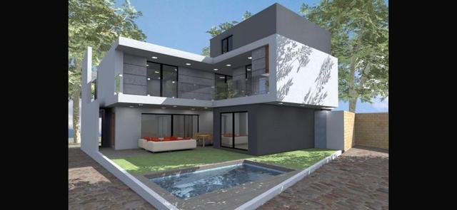 Casa moderna de dos niveles con fachada gris y blanca, alberca, terraza y jardín