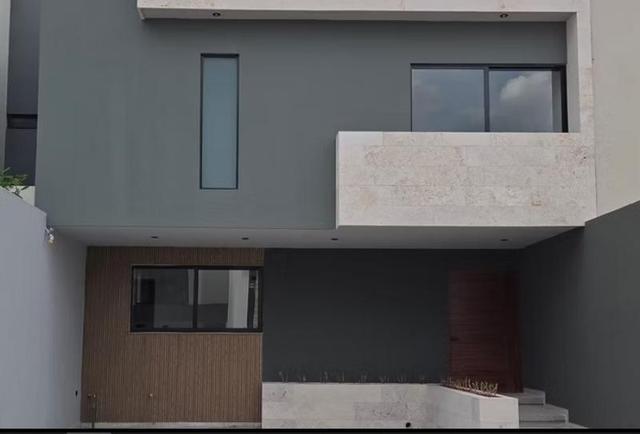 Fachada de dos niveles con muros grises, revestimiento de piedra clara y madera