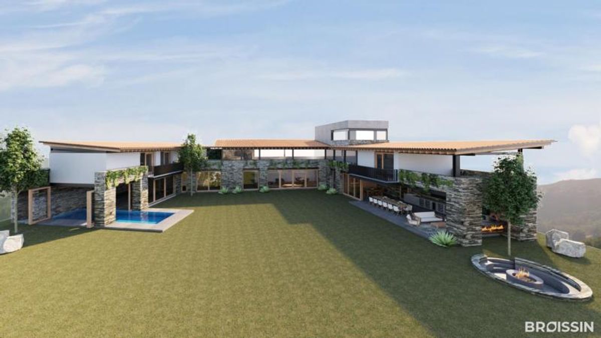Casa moderna con fachada de piedra, gran jardín, alberca rectangular y fogatero exterior