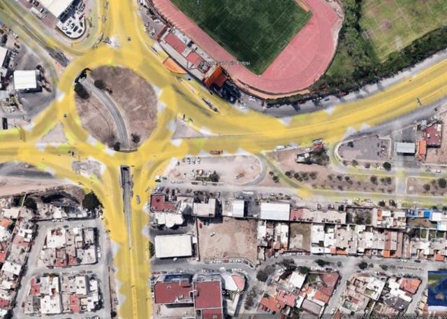 Vista aérea satelital de glorieta urbana, avenidas principales y terreno junto a estadio