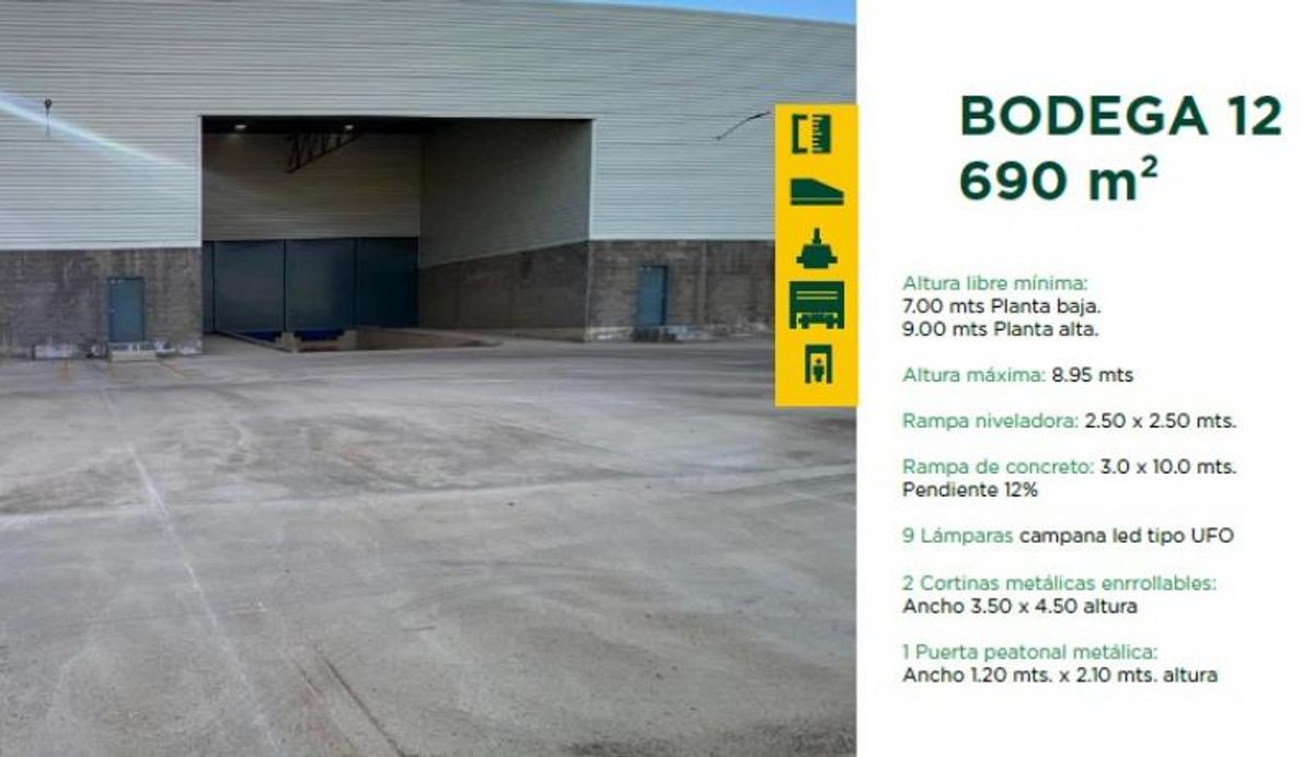 Fachada de bodega industrial con explanada de concreto y zona de carga metálica