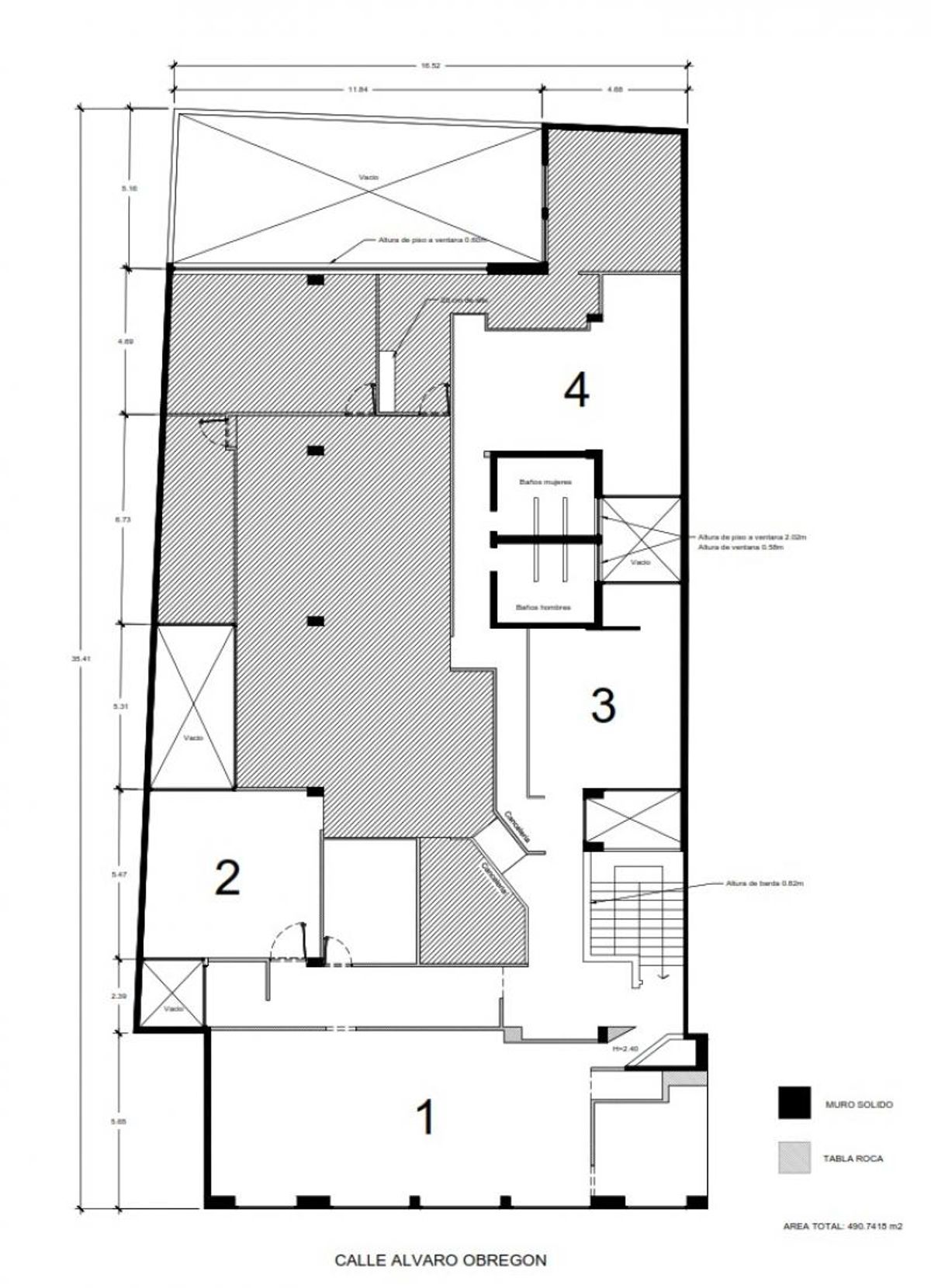 Plano arquitectónico de distribución comercial con áreas numeradas, zona de baños y escaleras