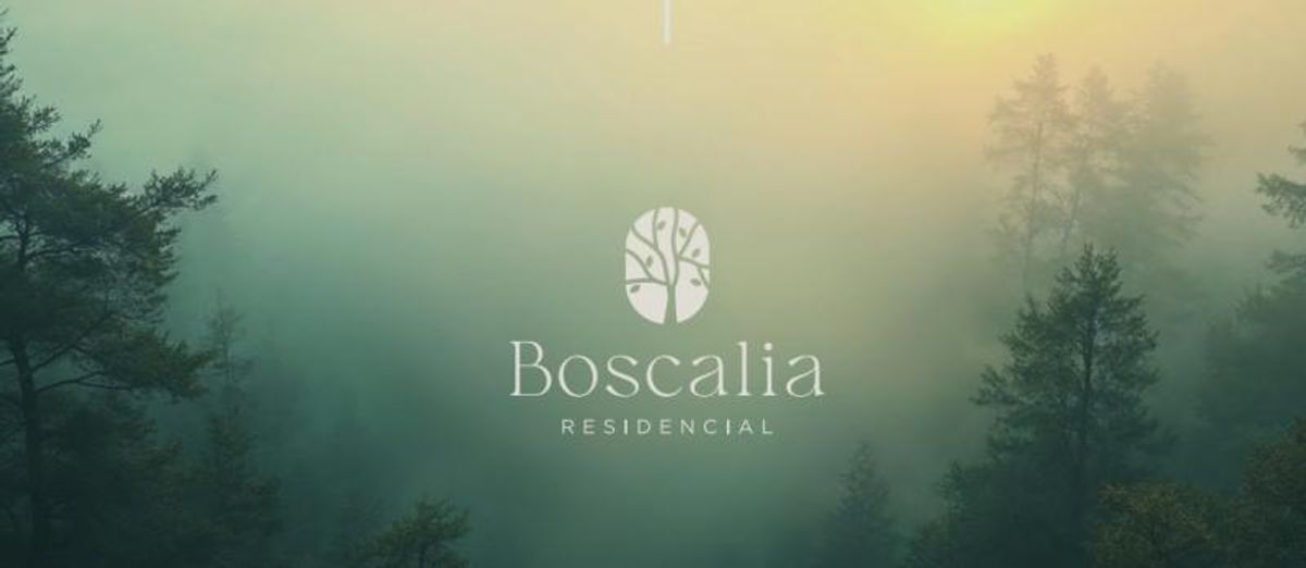 Logotipo blanco de Boscalia Residencial sobre un fondo de bosque cubierto de neblina