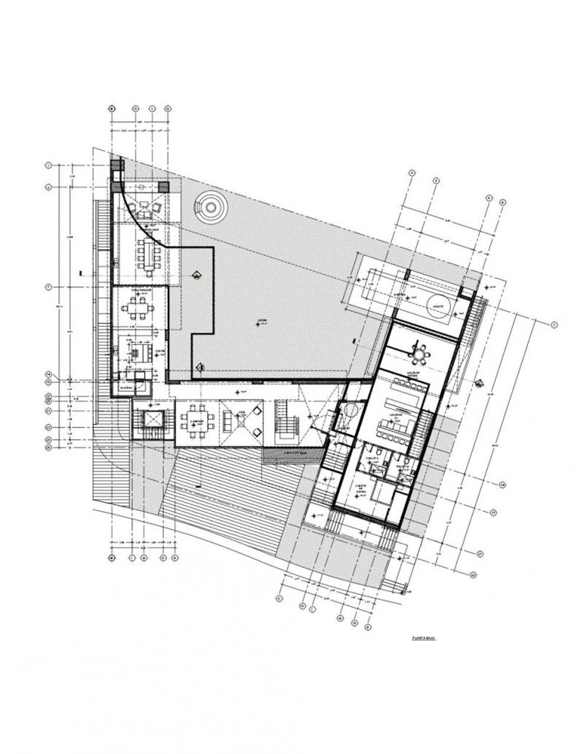 Plano arquitectónico con distribución de áreas interiores, patio central, escaleras y ejes estructurales
